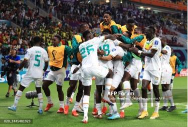 Senegal ăn mừng bàn mở tỉ số (Ảnh: AFP).